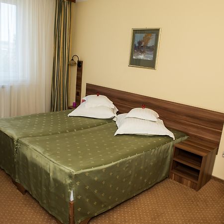 Hotel Lyra Орадя Экстерьер фото
