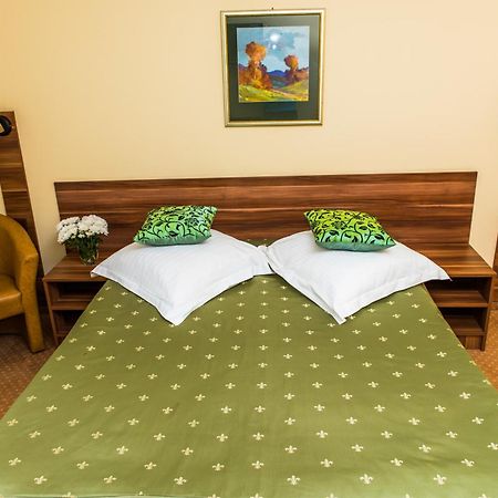 Hotel Lyra Орадя Номер фото