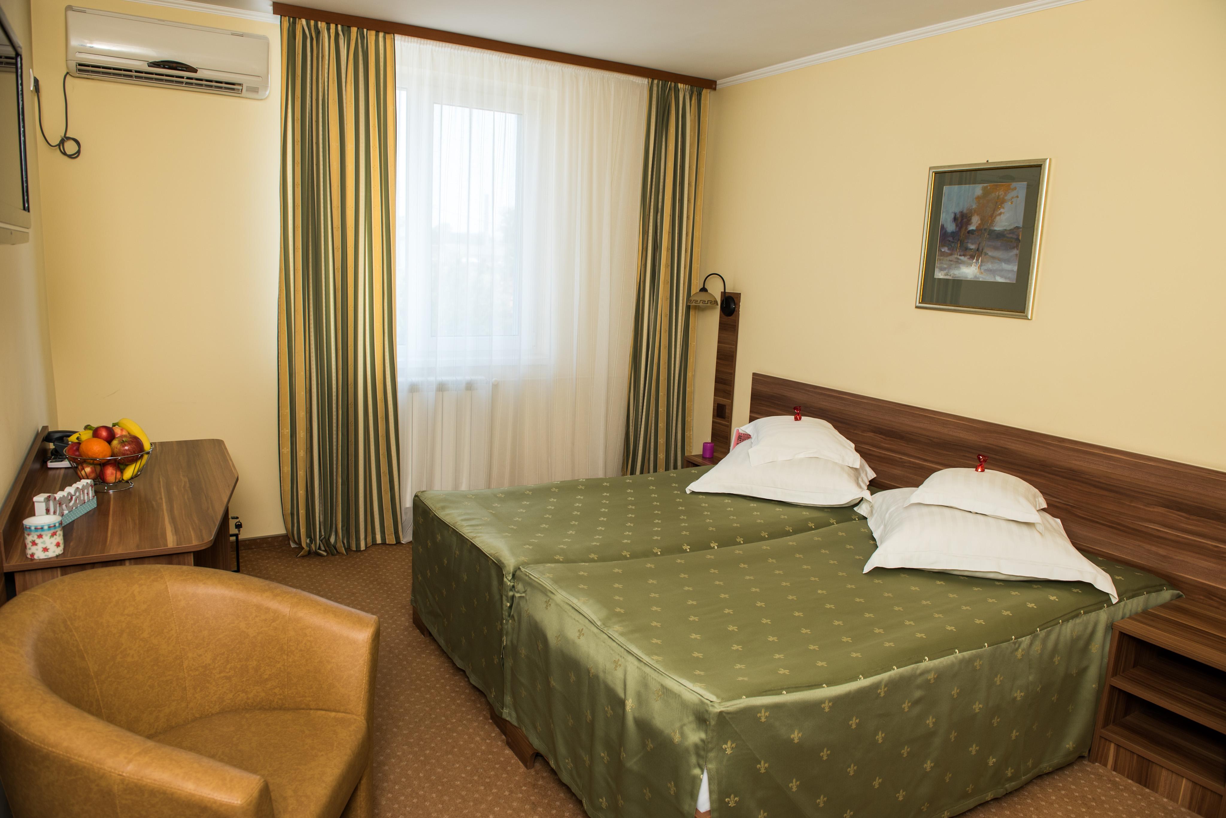 Hotel Lyra Орадя Экстерьер фото