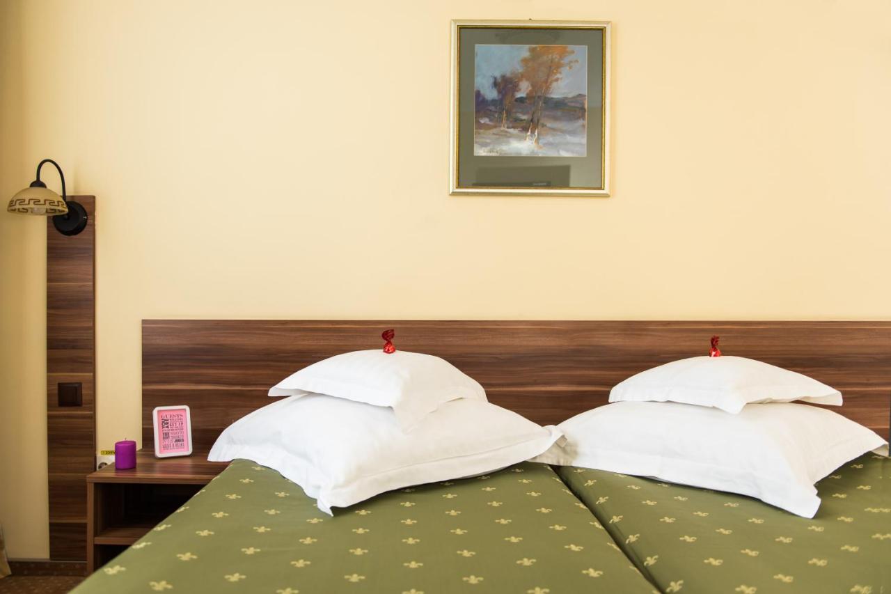 Hotel Lyra Орадя Экстерьер фото